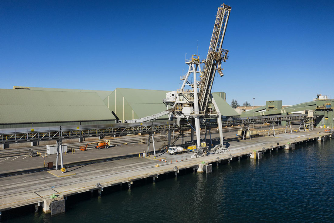 Machinery to load grain onto ships