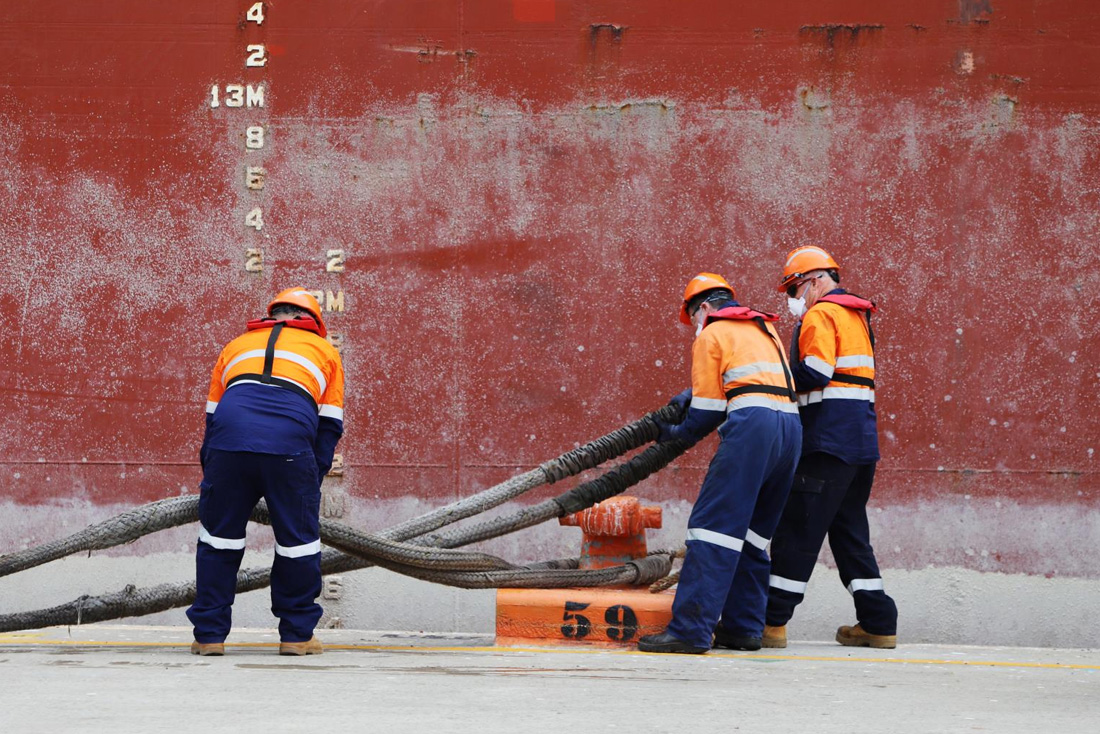 3 people mooring ship